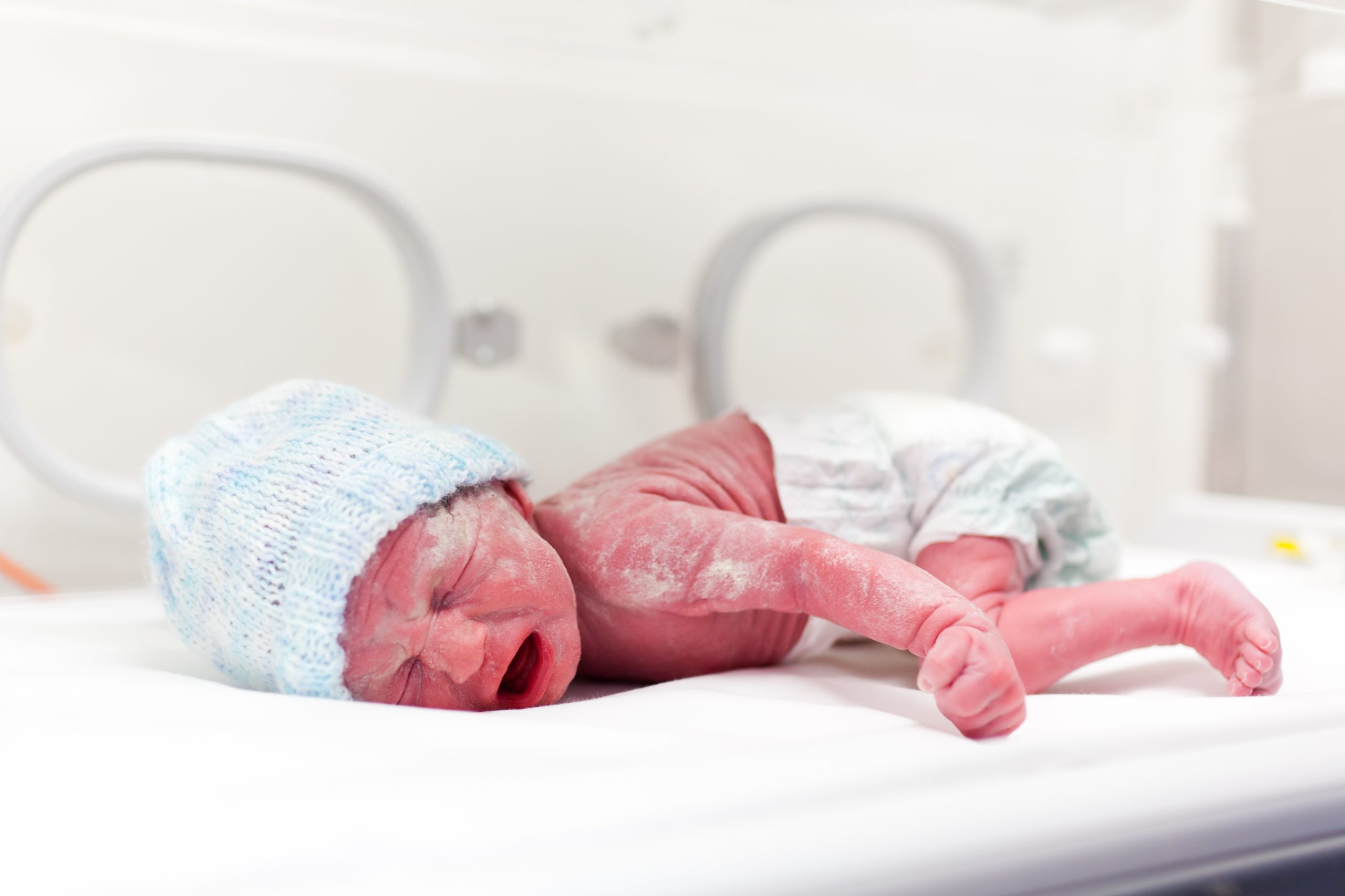 Treatment of jaundice in infants and neonatal phototherapy incubators