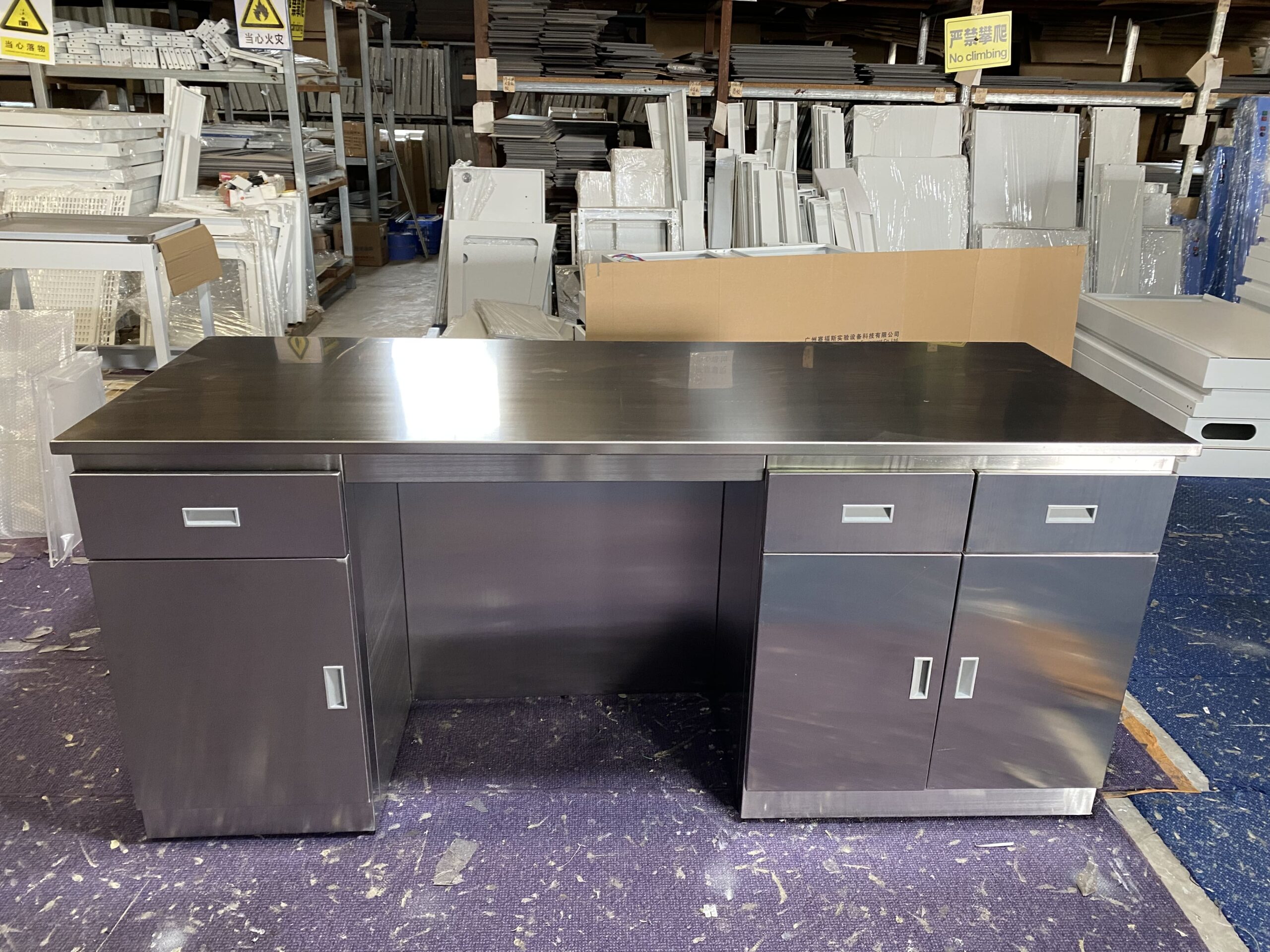 Reinforced Steel Workbench for Intensive Use: The Ultimate Solution for Your Laboratory